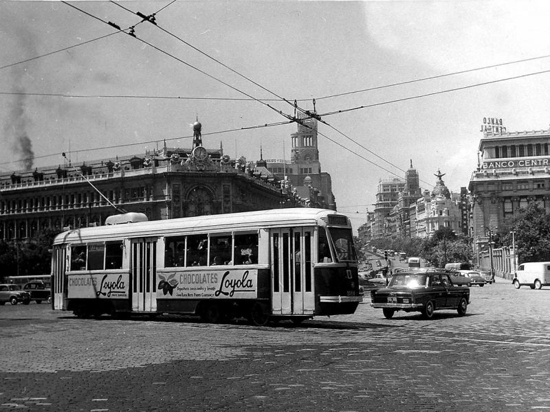 Tranvía circulando por la Gran Vía de Madrid